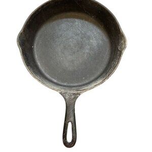 Vintage 10.5" Cast Iron Skillet With Double Pour Spouts & Long Handle Seasoned F